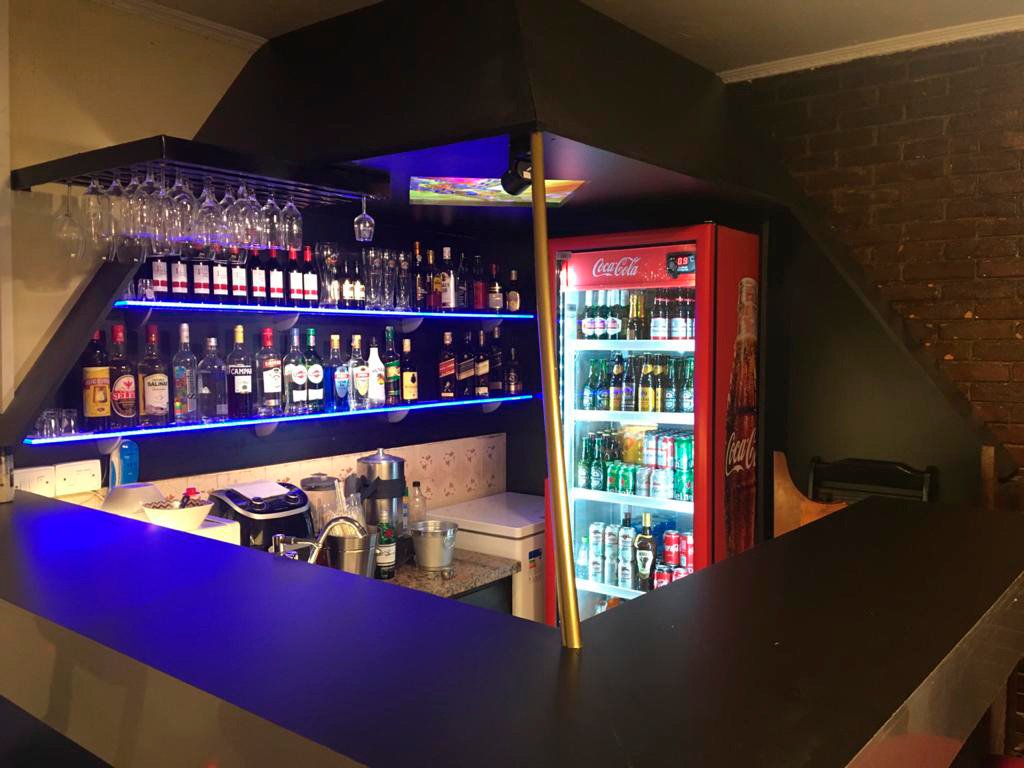 Bar iluminado em azul